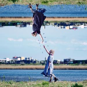 上课太硬女同桌帮我自慰
